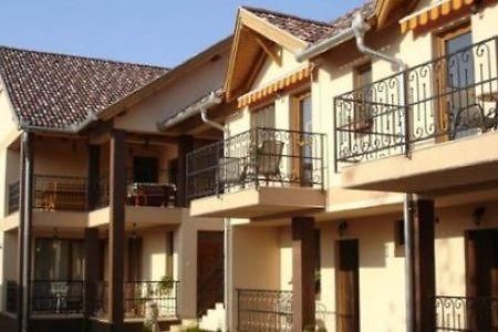 Mediterran Apartman Es Vendeghaz Hajdúszoboszló Zewnętrze zdjęcie